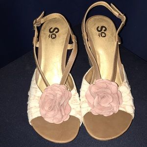 So women’s 7  1/2  Wedge Sandels Tan Lace